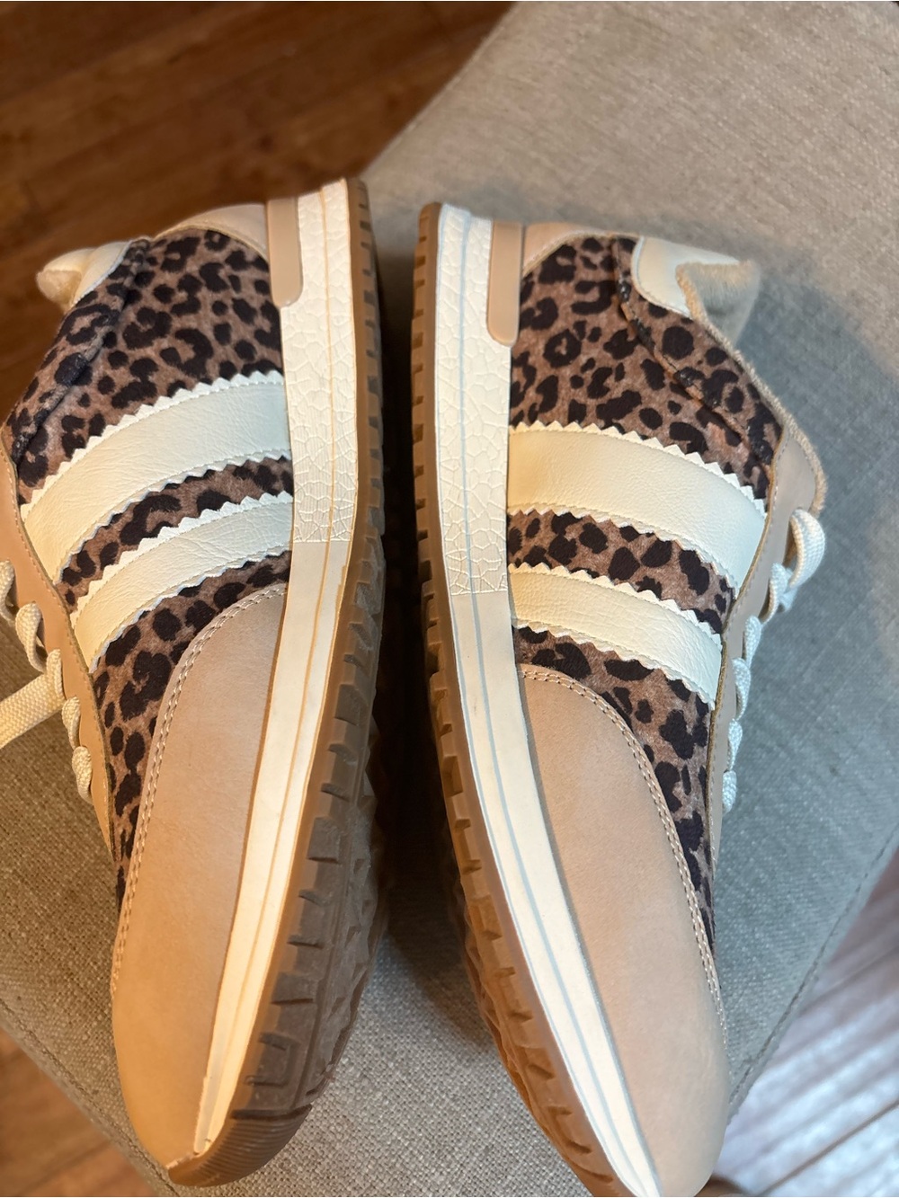 Dolce Vita Women’s Low Top Lace-Up Sneaker Beige Leopard Animal Print Logo 7 - Picture 4 of 7